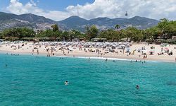 Alanya'da sıcak havada sahilde yoğunluk oluştu