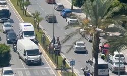 Manavgat'ta motosiklet park etmeye çalışan otomobile çarptı