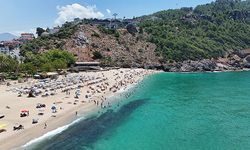 Alanyalılar sıcak havada sahilleri doldurdu