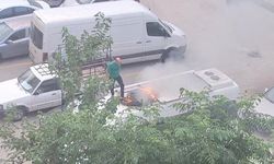 Park halindeki yanan aracı vatandaşlar söndürdü