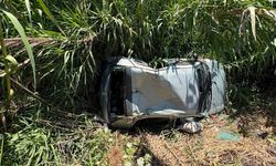 Ticari araç ile çarpışan otomobil bahçeye devrildi: 2 yaralı