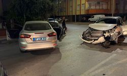 Manavgat'ta otomobiller çarpıştı: 4 yaralı