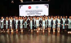 ALKÜ'de diş hekimliği fakültesinde mezuniyet heyecanı