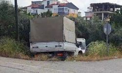 Çarpışan 2 araç bahçeye uçtu