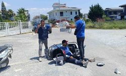 Kaza yapan mesai arkadaşlarını güneşten korumaya çalıştılar