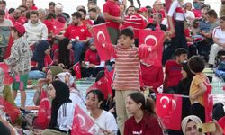 Milli maç heyecanını İHL bahçesinde dev ekranda izlediler