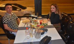 Sanatçı eşi ile The Kanat'ta