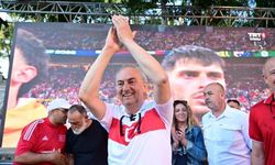 Kepez Belediyesi dev ekranda milli maç yayınını iptal etti