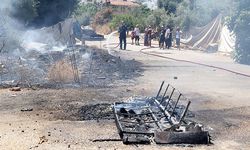 Antalya'da hurda yangını otluk alana sıçradı