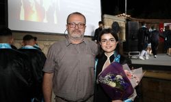 Akdeniz Üniversitesi'nde 59 erkeğin arasındaki tek kız öğrenci kep attı