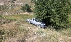 Korkuteli'de kamyonet dereye uçtu