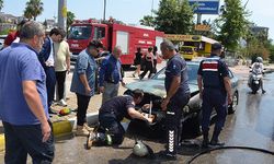 Serik'te yanan otomobili belediye ekipleri söndürdü