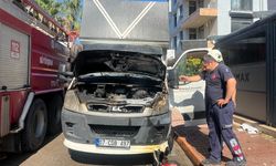 Park halindeki nakliye kamyonunda motor yangını