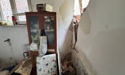 Heyelanda kaya parçalarının isabet ettiği ev hasar gördü