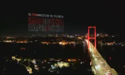 15 Temmuz Şehitler Köprüsü'nde dronlarla ışık gösterisi yapıldı