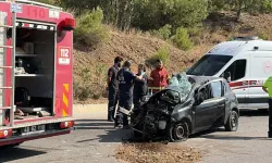 Otomobiller çarpıştı: 1 ölü, 2 yaralı