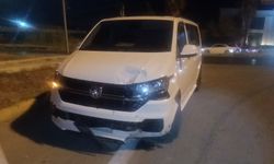 Kırmızı ışıkta bekleyen otomobil tur minibüsüne daldı