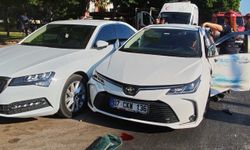 Antalya'da zincirleme kaza: 3 araç hasar gördü