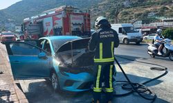 Seyir halindeki otomobil alev aldı