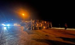 Devrilen beton mikserinin sürücüsü hafif yaralandı