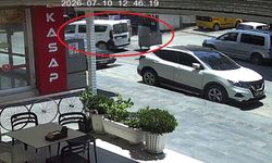 Kontrolden çıkan çöp konteyneri caddeye dalıp araca çarptı