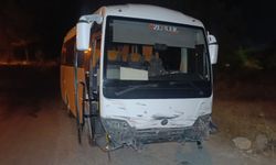 Midibüs otomobille çarpıştı: 6 yaralı