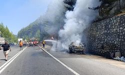 Alanya'dan dönen ailenin otomobili küle döndü