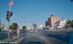 Serik'te kırmızı ışıkta geçen motosiklet otomobille çarpıştı