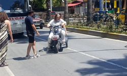 Yayalar için duran otomobile elektrikli bisiklet arkadan çarptı