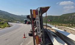 Devrilen tırın sürücüsü yaralandı