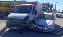 Kamyonet ile otomobil birbirine girdi: 2 yaralı