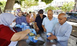 Vatandaşa aşure ikramı sürüyor