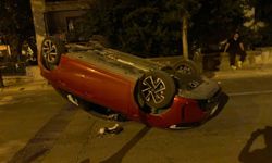Refüje çarpan otomobil ters döndü