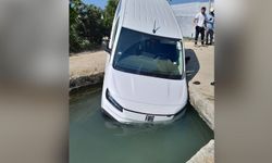 Ticari araç sulama kanalına düştü