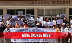 Müze önünde nöbet