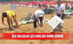Dev dalgalar şezlongları kuma gömdü