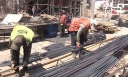 Deprem kentini kavurucu sıcaklara rağmen yeniden inşa ediyorlar