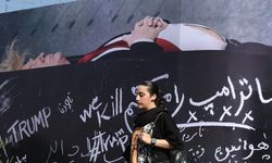 Tahran İnkılap Meydanı'nda "tabutta yatan Trump" afişi