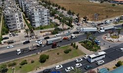 D-400'de tırlar çarpıştı, trafik kilitlendi