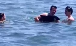 Denize girenlerin arasına yavru yunus daldı: Eğlenceli anlar kamerada