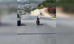 Antalya- Alanya'da motosikletlinin tehlikeli hareketleri kamerada