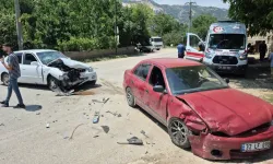 Otomobiller kafa kafaya çarpıştı: 4 yaralı