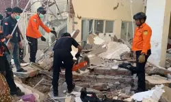 Endonezya'da 7.7 büyüklüğünde deprem: Can kaybı 38'e yükseldi