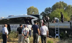 Muğla'da tur otobüsü, TIR'a çarptı: 2 ölü, 8 yaralı