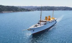 TCG Savarona gemisi İstanbul Boğazı'ndan geçti