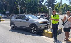 Refüje çarpan otomobilin sürücüsü yaralandı