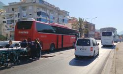Alanya'da otomobil yolcu otobüsüne daldı