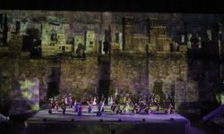 Aspendos'ta ailece aynı sahnede