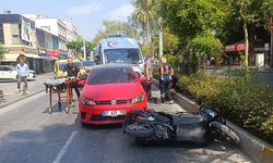 Şerit değiştiren otomobil, motosiklete arkadan çarptı