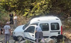 Alanya'da araç şarampole yuvarlandı: 3 yaralı